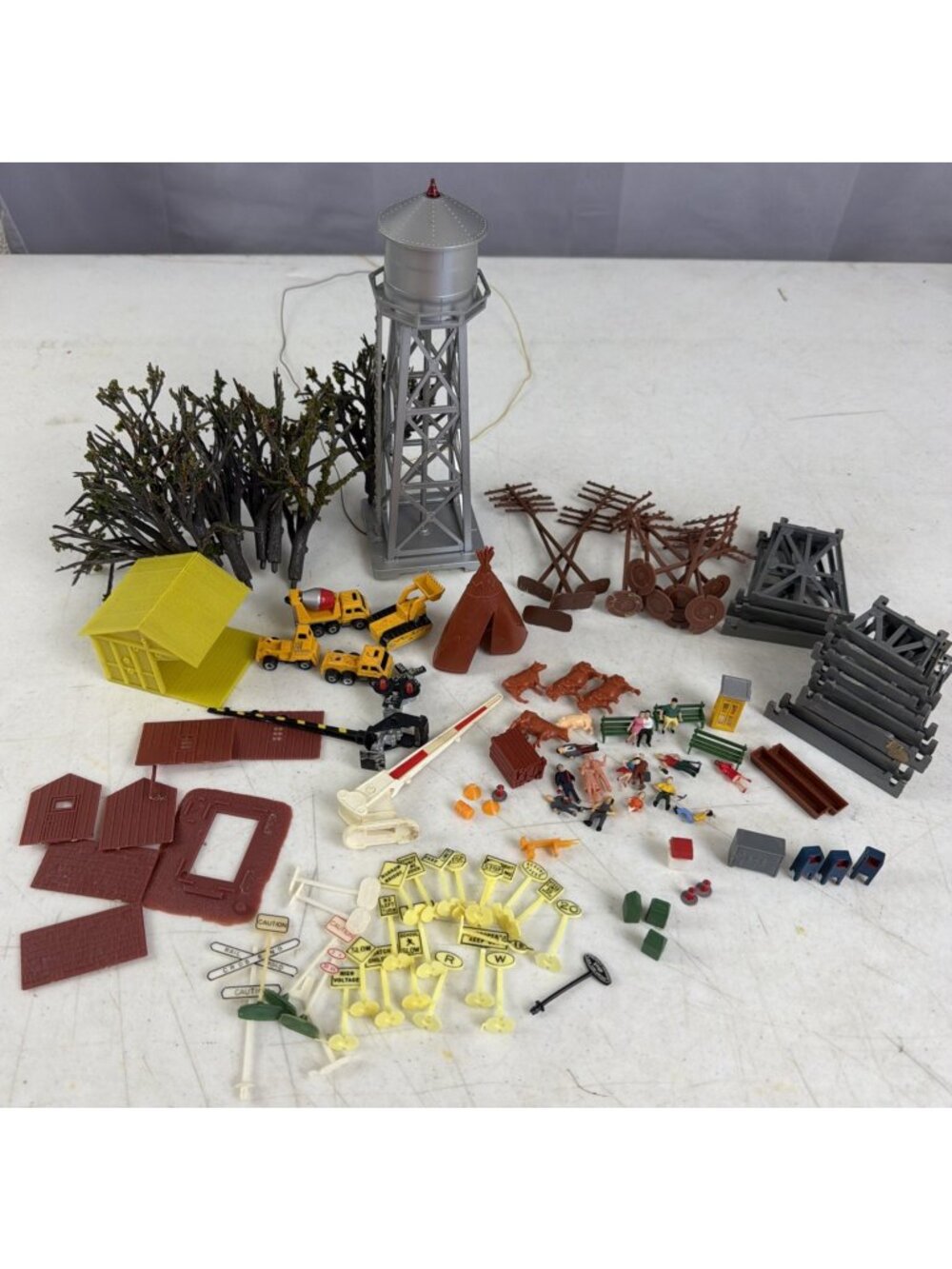 HO Scale Lot People Trees Buildings Vehicles Water Tower Signs VTG Model Train